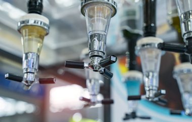 içki dökmek için bir barda likör musluklar