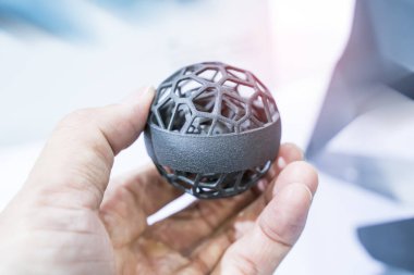 3D yazıcıya yakın çekimde Nesne ile el yazdırma.