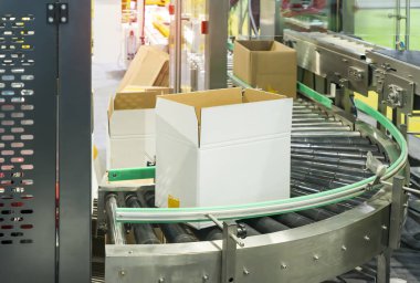 Otomatik taşıma bandı olan üretim hattı, sanayi yolu.