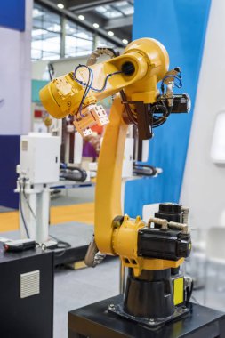 robot kol sanat üretim bölümünde akıllıca çalışıyor
