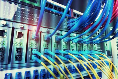 Veri merkezinde optik fiber bilgi teknolojisi ekipmanları