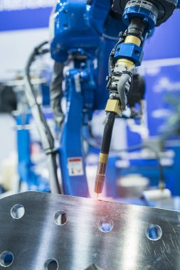 Metal Üretim Tesisinde Robotik Kaynak Makinesi