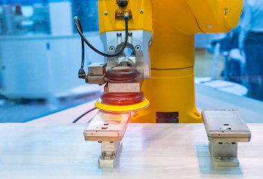 üretim hattında cep telefonu parçası parlatma robot kol