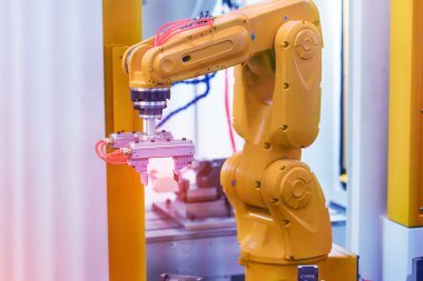 robot kol sanat üretim bölümünde akıllıca çalışıyor