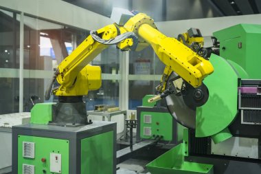 robot kol sanat üretim bölümünde akıllıca çalışıyor