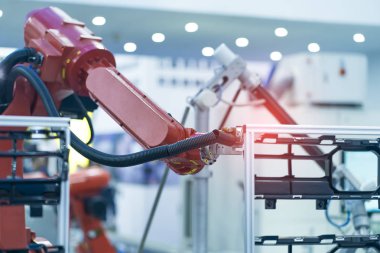 robot kol sanat üretim bölümünde akıllıca çalışıyor