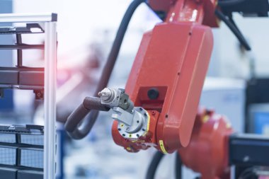 robot kol sanat üretim bölümünde akıllıca çalışıyor