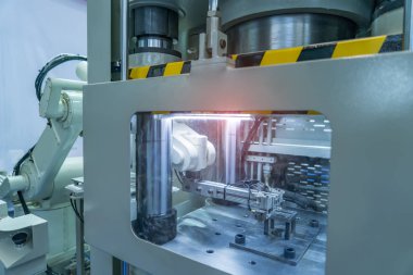 robot kol sanat üretim bölümünde akıllıca çalışıyor