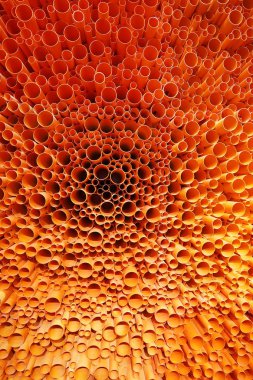 İnşaat alanı içinde yığılmış turuncu pvc boru