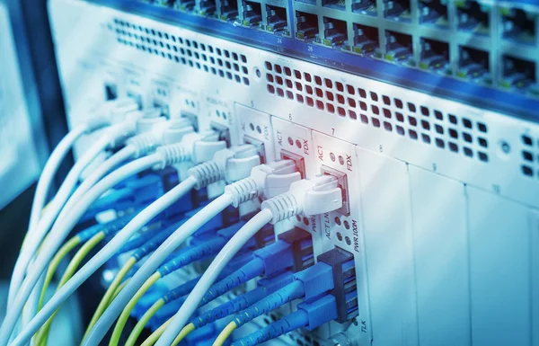 Apparecchiature informatiche in fibra ottica nel data center — Foto Stock