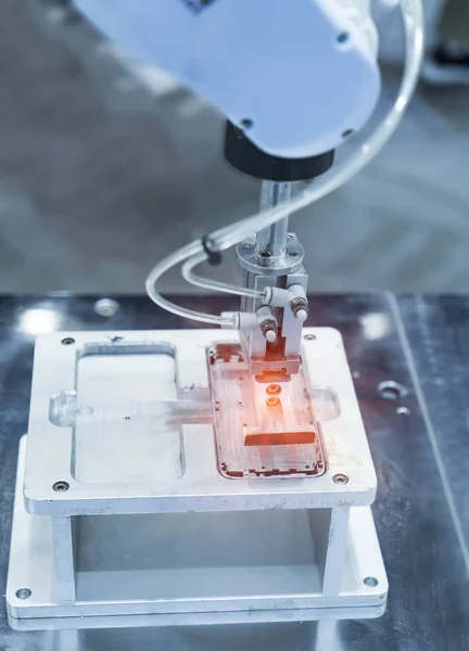 Máquina de inteligencia trabajando en fábrica de teléfonos — Foto de Stock