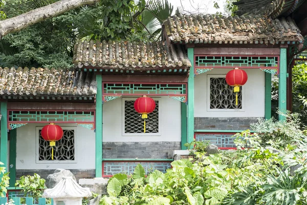 Decoraciones de linterna china en Vintage Historical Chinese House —  Fotos de Stock