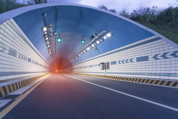 Túnel rodoviário nas montanhas — Fotografia de Stock