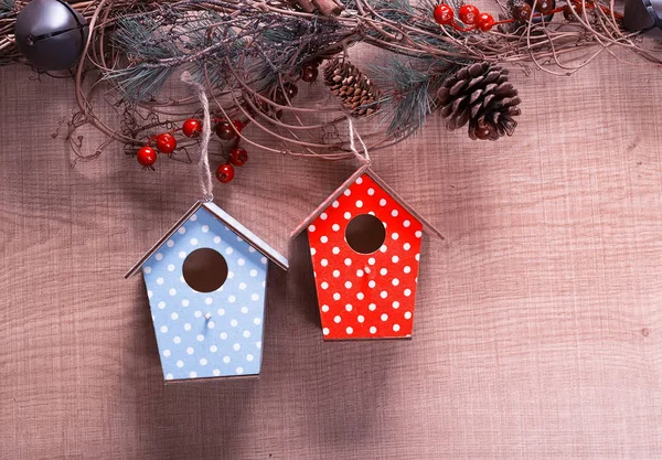 Twee nestkastjes hangen boom Lentebloemen met antieke rustieke w — Stockfoto