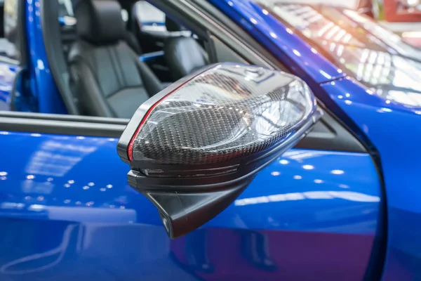 Bir spor otomobilin karbon dikiz aynası — Stok fotoğraf