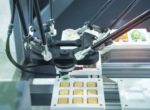 Automate robot with vacuum suckers with conveyor in Production o — Stock Photo, Image