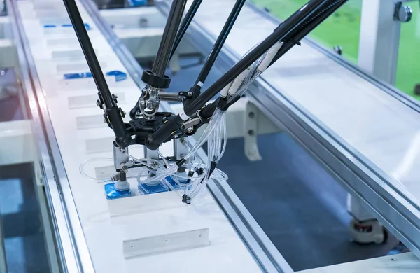 Robot se vakuovými přísavky s dopravníkem ve výrobě Factory, S — Stock fotografie