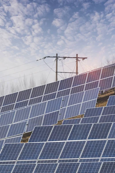 Energía solar producción de energía eléctrica moderna en gas y petróleo ind —  Fotos de Stock