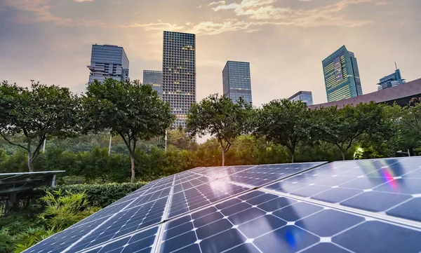 Planta de paneles solares renovables de energía ecológica con landsca urbana —  Fotos de Stock