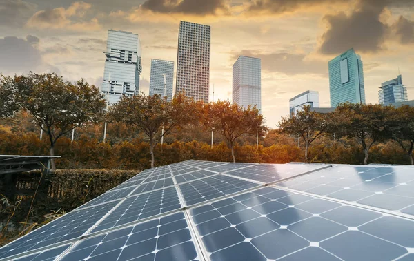 Ecological energy renewable solar panel plant with urban landsca — Stock Photo, Image