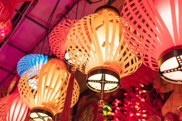 Tradition dekoration lanternor av kinesiska, ord betyder lyckönskningar en — Stockfoto