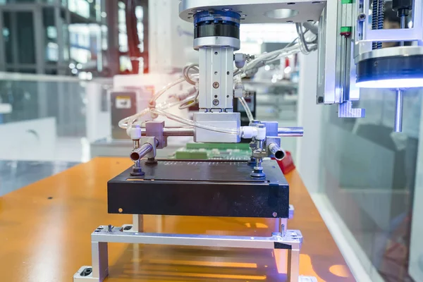 Robotic and pneumatic piston sucker unit on industrial machine,a — Stock Photo, Image