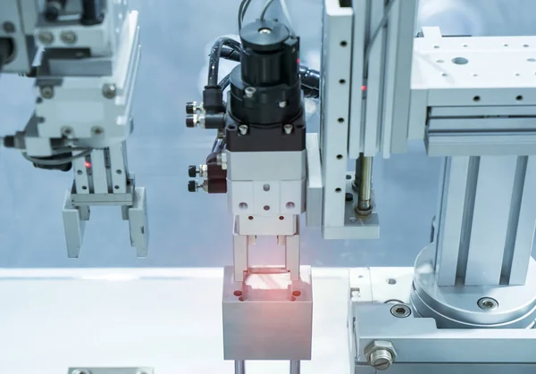 Endüstriyel makinede robotik ve pnömatik piston ünitesi, otomati — Stok fotoğraf