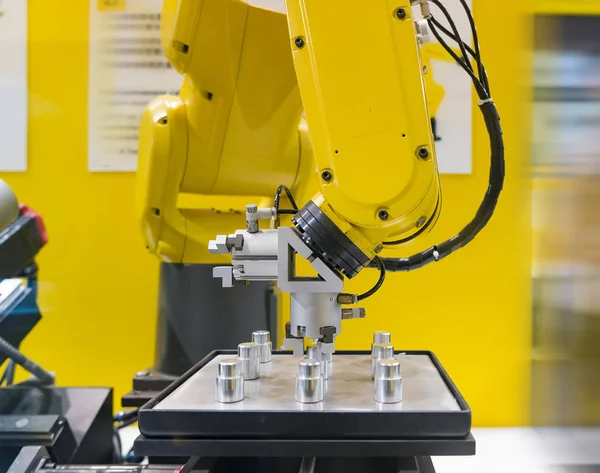 Máquina herramienta automática en fábrica de fabricación industrial, Smart f — Foto de Stock
