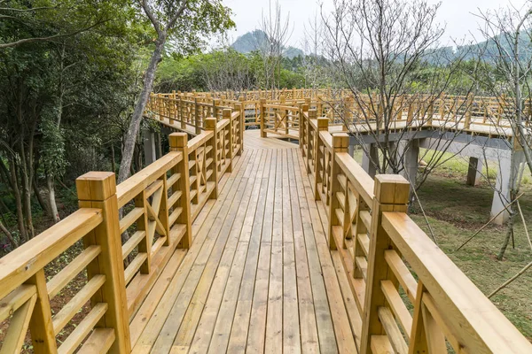 Wooden bridge and park background — Stock Photo, Image