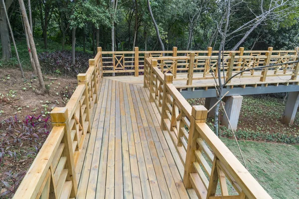 Ponte in legno e sfondo del parco — Foto Stock