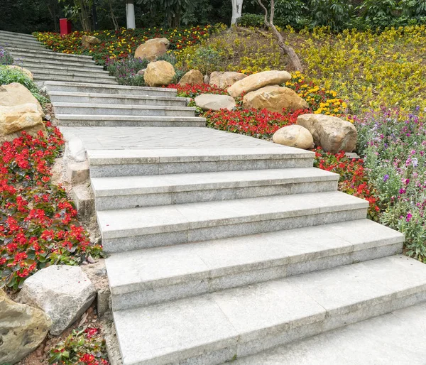 Pathway winding in garden with flowers — Stock Photo, Image