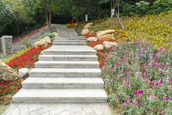 Pathway winding in garden with flowers — Stock Photo, Image
