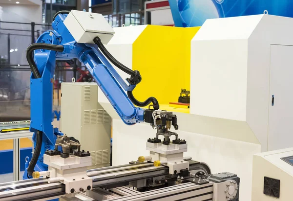 Roboterarm arbeitet intelligent in der Produktionsabteilung in der Kunst — Stockfoto