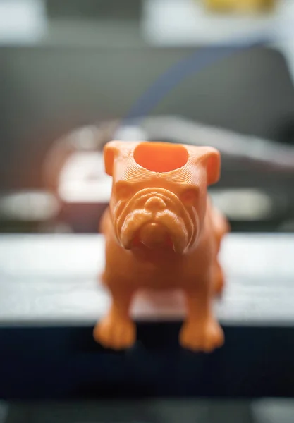 Vorm van hond speelgoed gedrukt op 3D-printer — Stockfoto