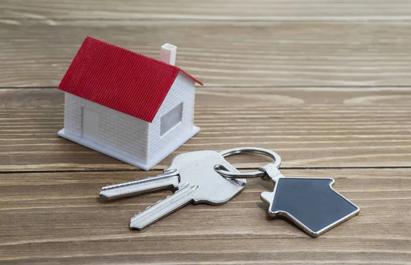 Ланцюг ключів з символом будинку і ключем, концепція нерухомості — стокове фото