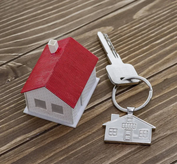 Řetězec klíče s symbolem domu a klíčem, koncepce nemovitostí — Stock fotografie