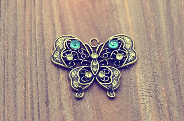 Luxusní přívěšek motýl s diamanty — Stock fotografie