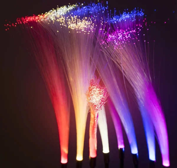 Fiber Optics kabel met verlichting abstracte achtergrond — Stockfoto