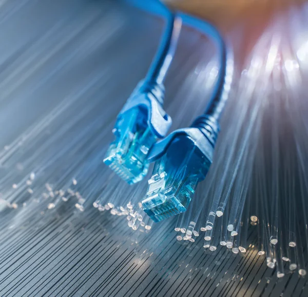 Cables de red con fondo de fibra óptica — Foto de Stock