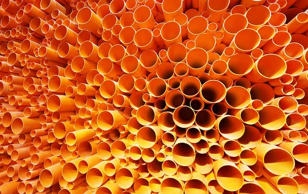 Pomarańczowy pvc rury ułożone w budowie — Zdjęcie stockowe