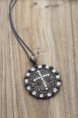 ahşap arka plan üzerinde haç kolye