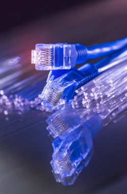 fiber optik arkaplana sahip ağ kabloları