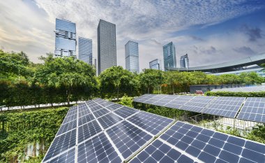 modern şehrin şehir manzarası ile güneş panelleri, Ekolojik enerji ren
