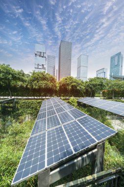 modern şehrin şehir manzarası ile güneş panelleri, Ekolojik enerji ren