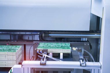 CNC makinesinin fabrikada çalışan PCB işlemesi