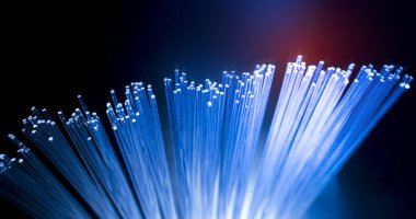Optik fiber dinamik teknoloji arka planının derinliklerinden uçuyor.