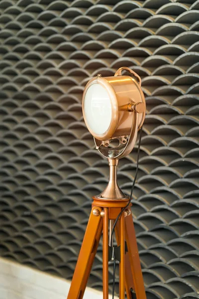 Elegante lámpara de luz de cobre en soporte de madera —  Fotos de Stock