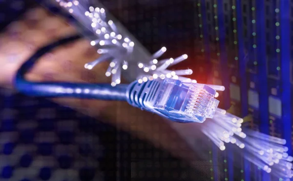 Мережеві кабелі з оптоволоконним фоном — стокове фото