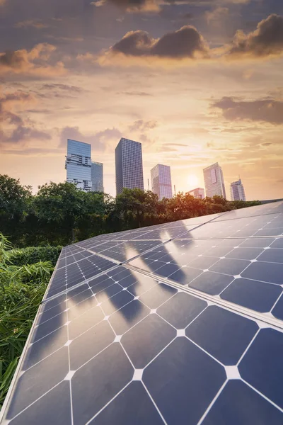 Planta de paneles solares renovables de energía ecológica con landsca urbana —  Fotos de Stock
