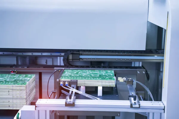 PCB Processing on CNC машина працює на заводі — стокове фото